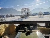 Gemütliche Winter-Aussicht auf das Bergpanorama