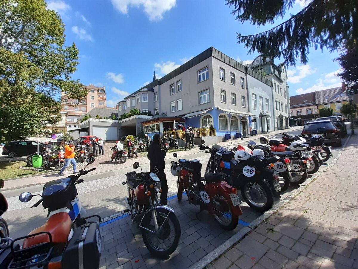 Motorräder vor dem Restaurant