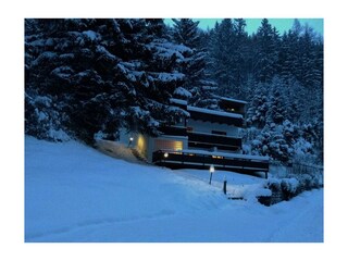 Außenansicht im Winter bei Dämmerung