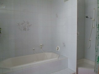 Badewanne und Dusche