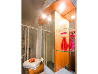 großes Doppelzimmer Komfort - Badezimmer