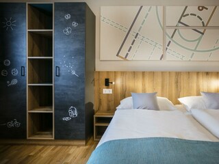 schrank-doppelzimmer-jufa-hotel-erlaufsee-scaled
