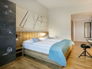 doppelzimmer-bett-jufa-hotel-erlaufsee-scaled
