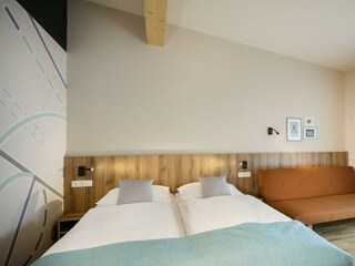 ff3-doppelbett-couch-jufa-hotel-erlaufsee-scaled