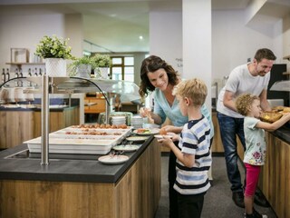 Familie am Buffet im JUFA Hotel Erlaufsee