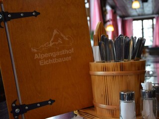 Speisekarte mit Besteckkorb komprimiert