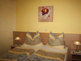 doppelbett_und_gemaelde_p_kaiser