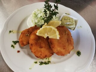 Gebackene Kasspatzn mit Rahmgurken