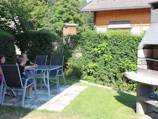 Sitzecke im Garten mit Grillkamin