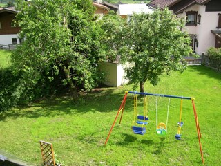 Blick vom Balkon auf den Garten