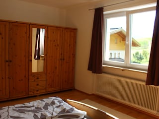 Schlafzimmer Nr. 1 - hell und genug Stauraum