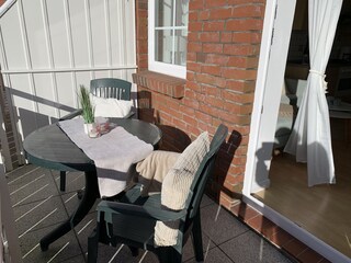Der Balkon bietet erholsame Sonnenstunden.