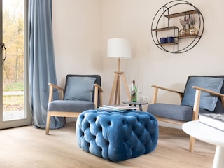 Wohnzimmer mit viel Licht und gemütlichen Sesseln