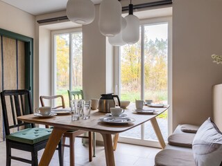 großer Esstisch mit Blick in den Garten