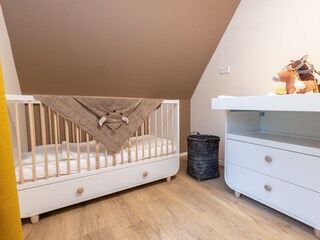 Babybett im separaten Schlafbereich bei den Eltern