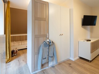 Elternzimmer mit Blick in den Baby-Schlafbereich