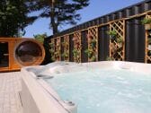 Außen-Spa mit Panoramasauna und Whirlpool