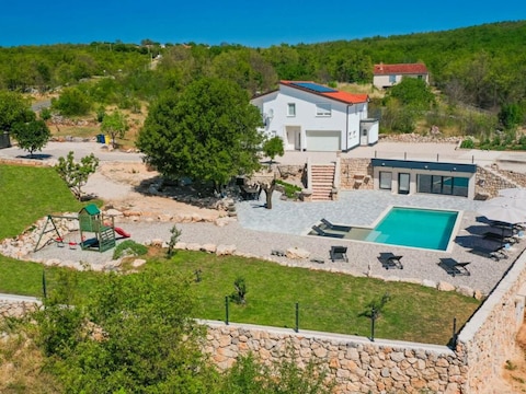 Holiday house Home with heated saltwater pool