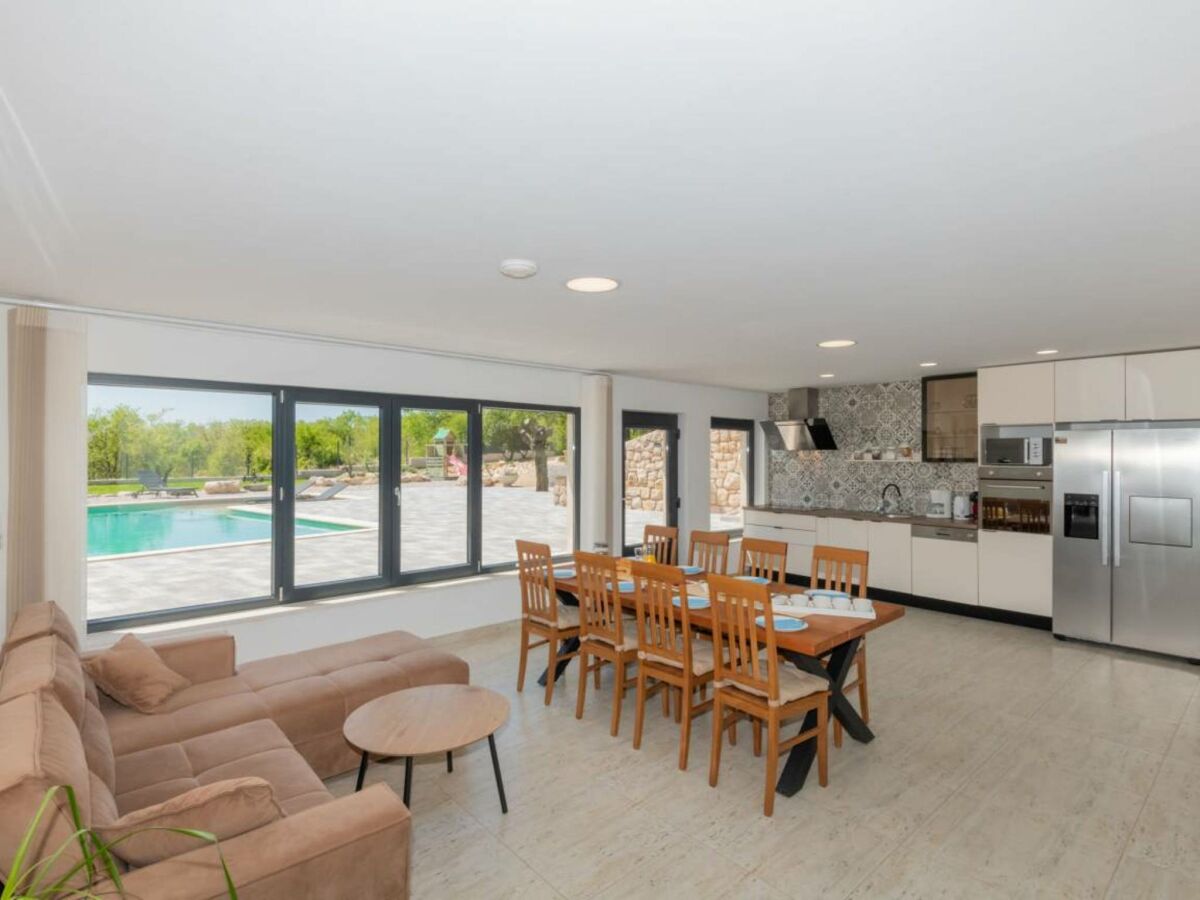 Holiday house Home with heated saltwater pool - Features photo 11