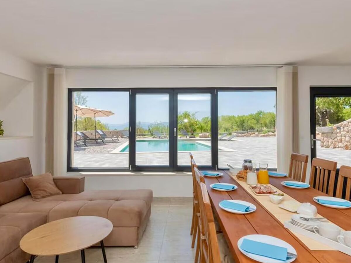 Holiday house Home with heated saltwater pool - Features photo 10