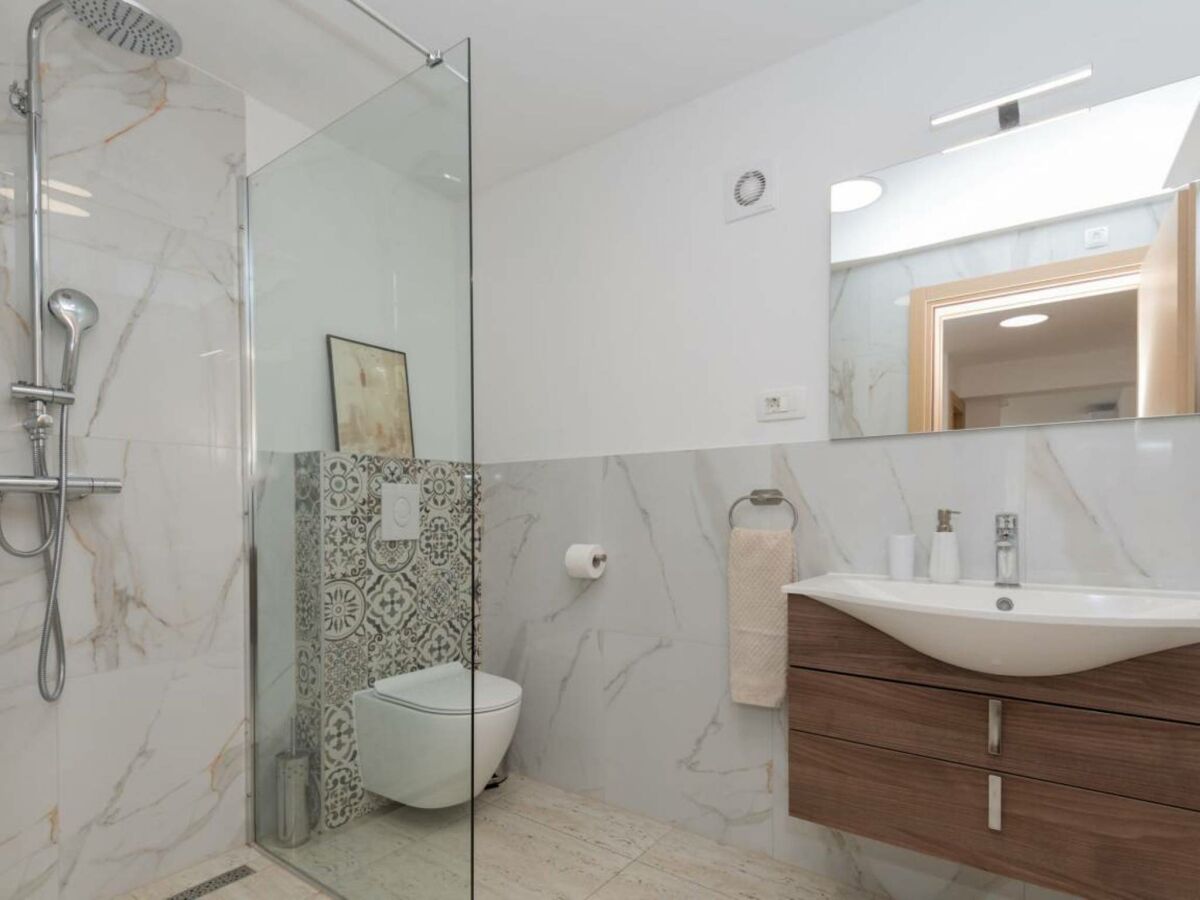 Holiday house Home with heated saltwater pool - Features photo 24