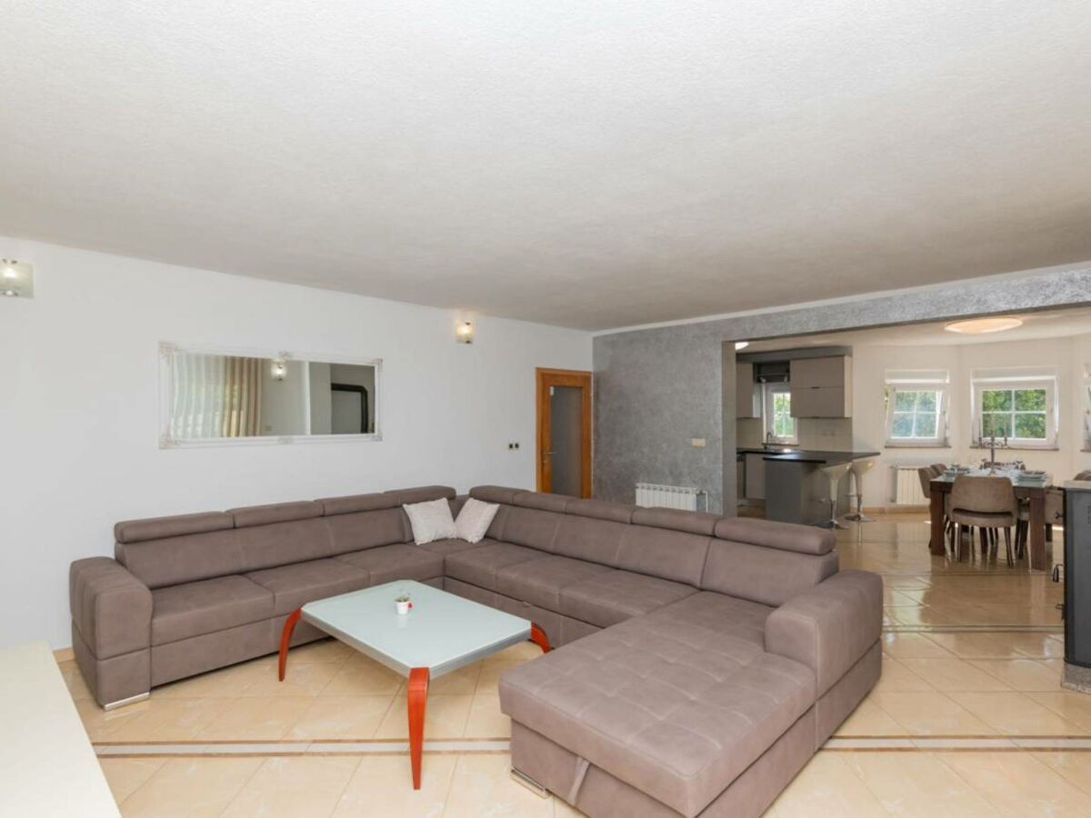 Holiday house Home with heated saltwater pool - Features photo 17