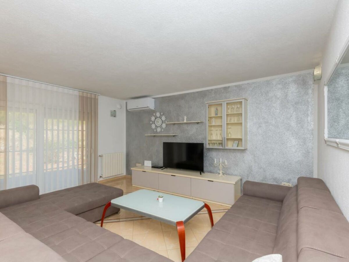 Holiday house Home with heated saltwater pool - Features photo 16