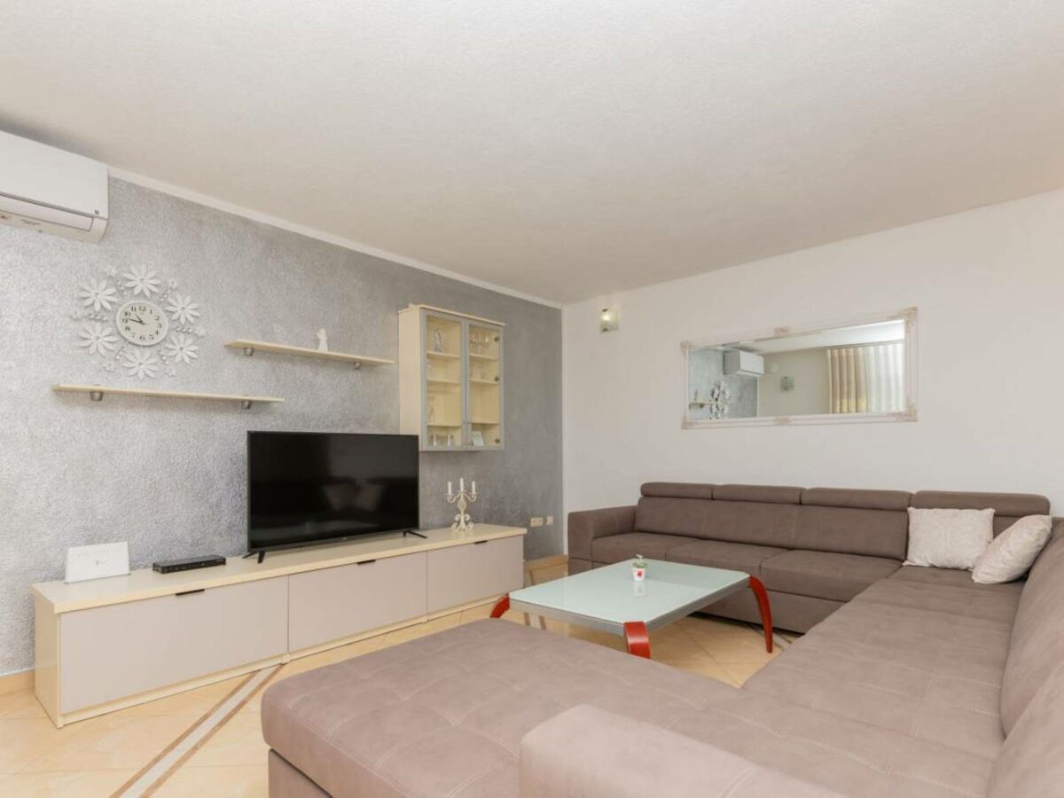 Holiday house Home with heated saltwater pool - Features photo 18