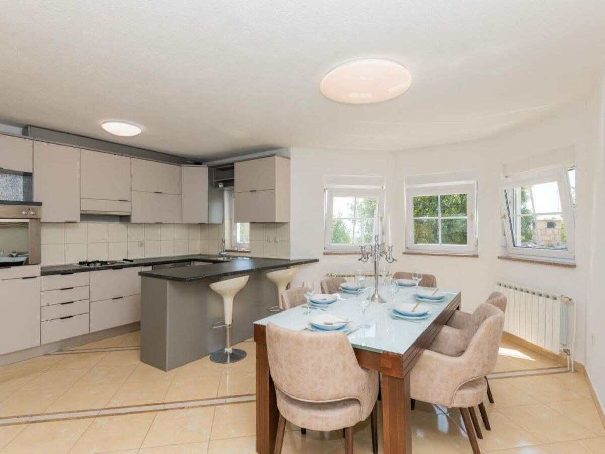 Holiday house Home with heated saltwater pool - Features photo 19