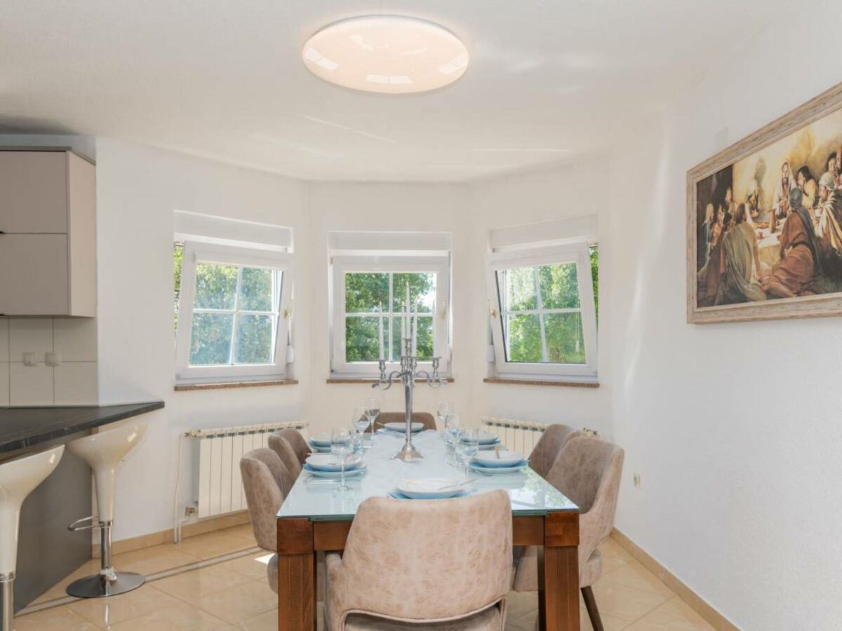 Holiday house Home with heated saltwater pool - Features photo 21