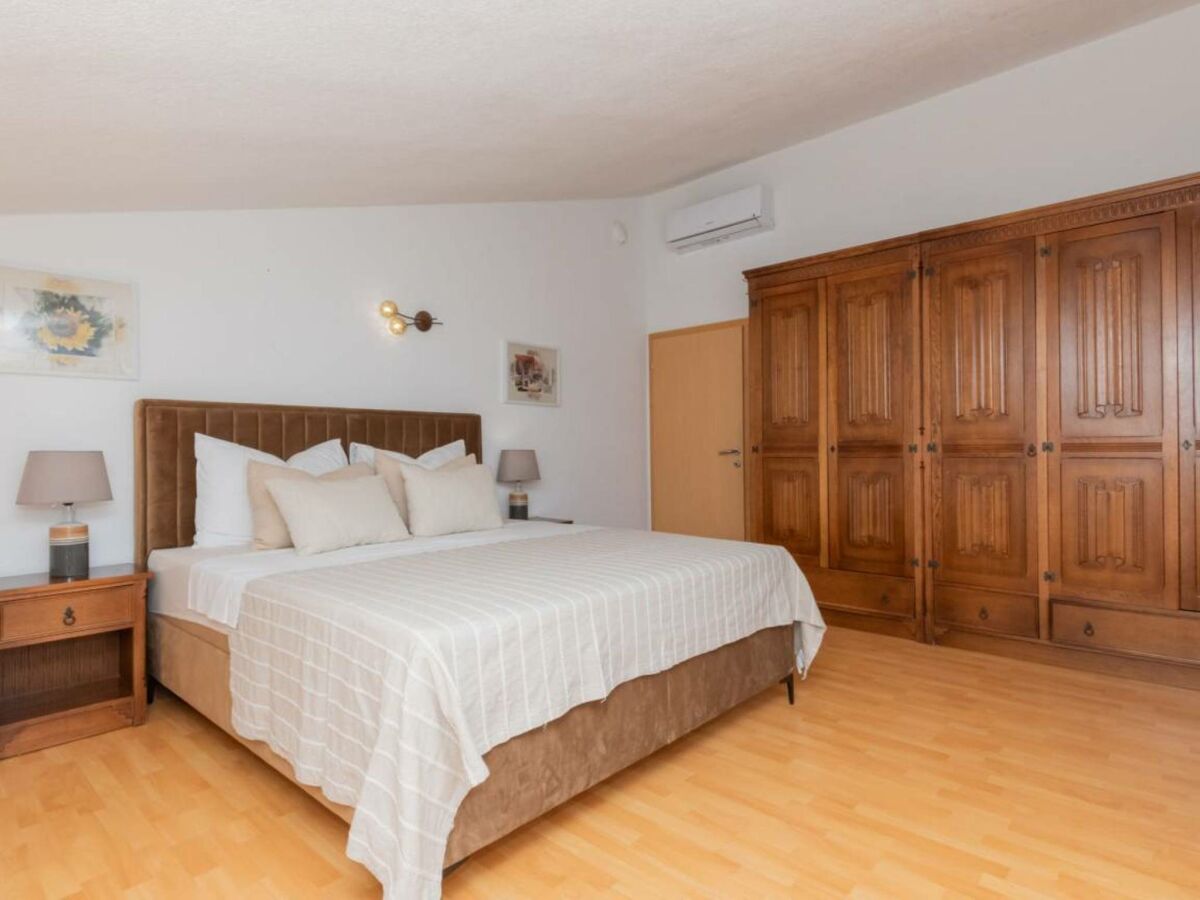 Holiday house Home with heated saltwater pool - Features photo 25