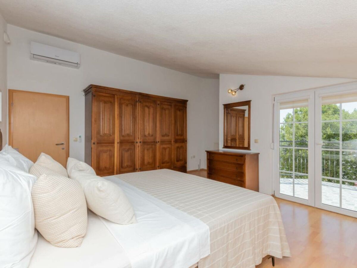 Holiday house Home with heated saltwater pool - Features photo 26