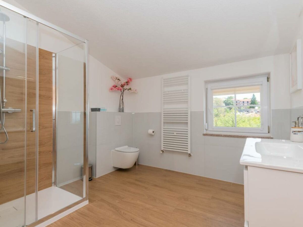 Holiday house Home with heated saltwater pool - Features photo 28