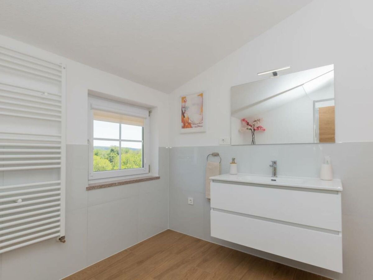 Holiday house Home with heated saltwater pool - Features photo 29