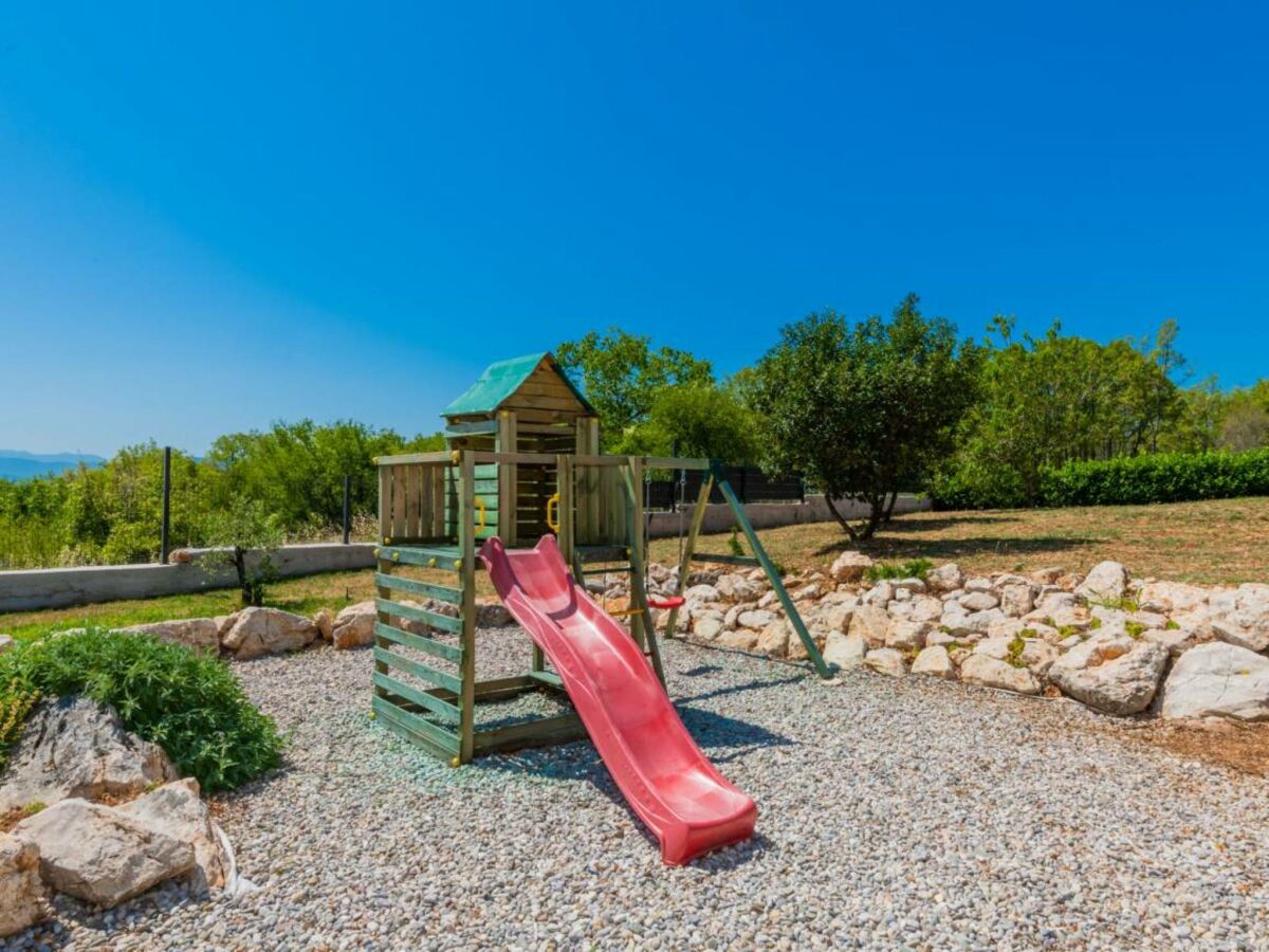 Holiday house Home with heated saltwater pool - Features photo 40