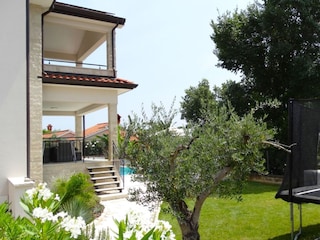 Garten mit Pool und Trampolin