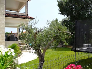 Garten mit Pool und Trampolin
