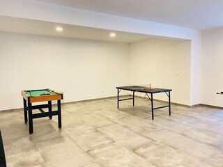 Tischtennis- und fussball im UG