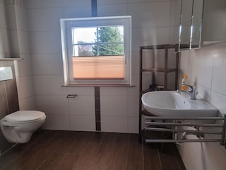 großes Duschbad 1. OG mit Fenster