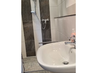 Duschbad mit Toilette und Fenster, Untergeschoß