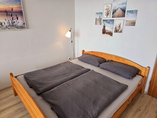 Wohn-/Schlafzimmer mit Doppelbett