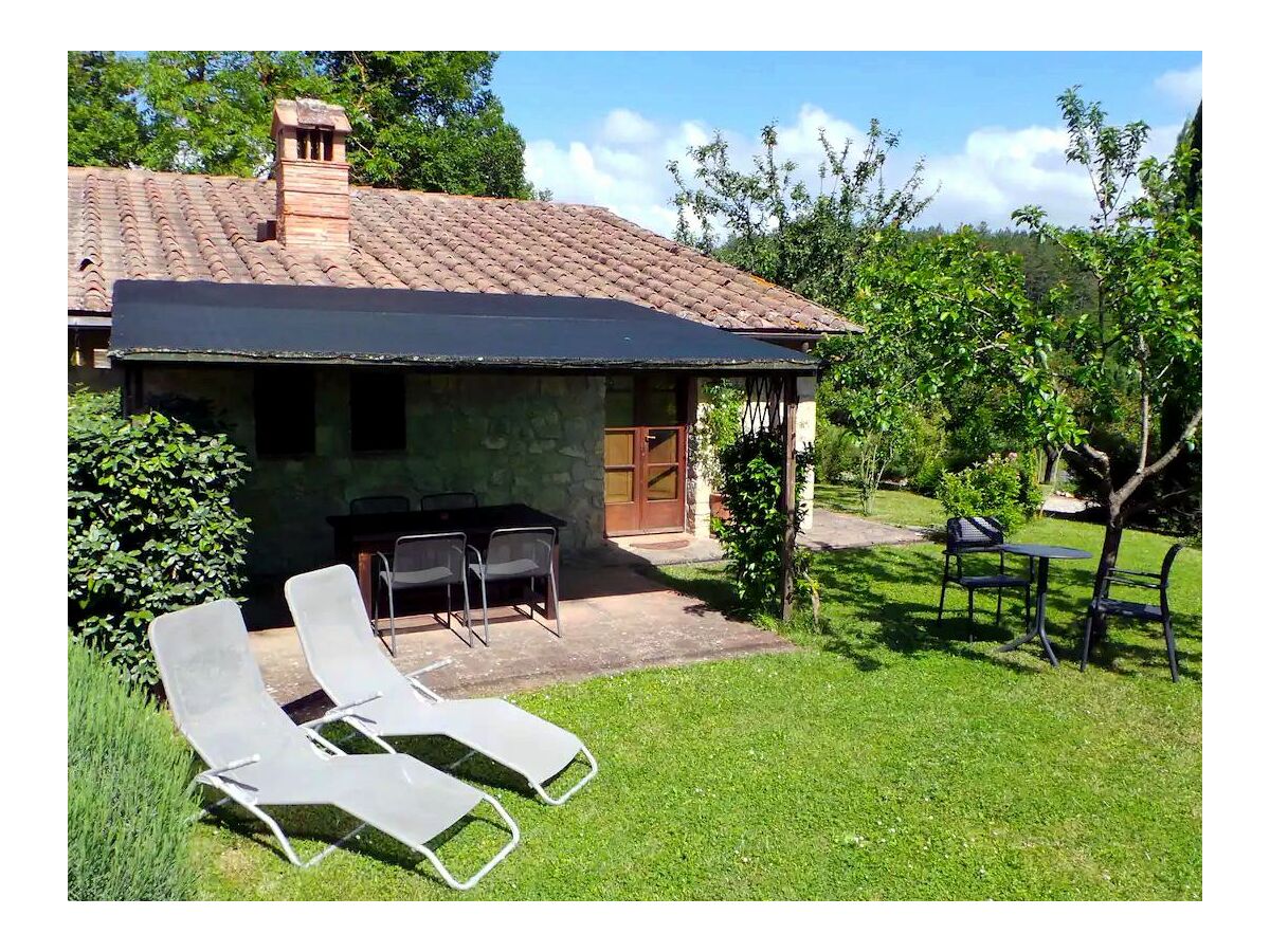 Ferienhaus Leccino - überdachte Terrasse und Garten