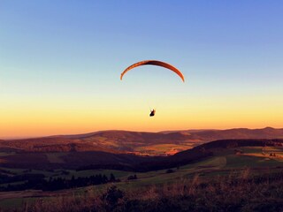 Paraglider im letzten Abendlicht