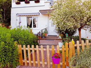 Eingang in Ihr Reich -  Garten + Terrasse nur für Sie