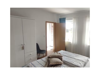 Das Schlafzimmer verfügt über Gartenblick.