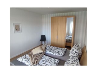 Das zweite Schlafzimmer mit großen Kleiderschrank.