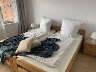 Das zweite Schlafzimmer mit zwei Einzelbetten.