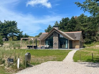 Außenansicht mit Parkplatz