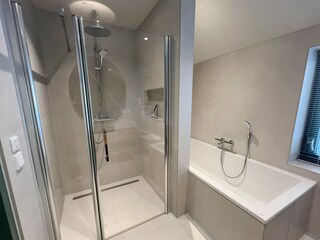 Badezimmer 2 mit Dusche und Badewanne