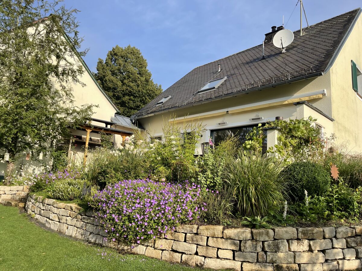 Blick vom Garten auf die Terrasse